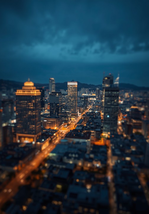 Vista de uma cidade iluminada ao anoitecer